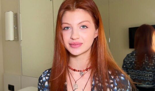 Русская девушка с рыжими волосами пришла пососать соседу