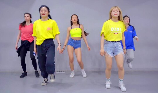 Молодые азиатки трясут сиськами занимаясь танцами вместе