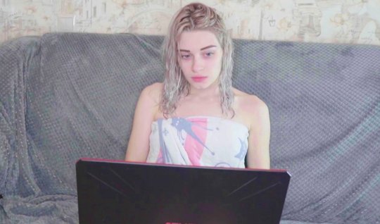 Русская молодая девушка не против съемки мастурбации и секса на вебку...